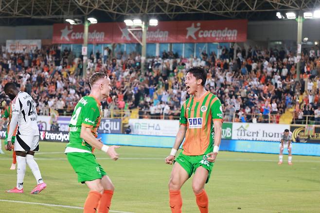 알라니아 스포르가 19일(한국시간) 튀르키예 알라니아에 있는 알라니아 오바 스타디움에서 열린 베식타시와의 2024-2025 쉬페르리그 36라운드 홈 경기에서 황의조의 골로 1-1 무승부를 거뒀다. 알라니아 스포르