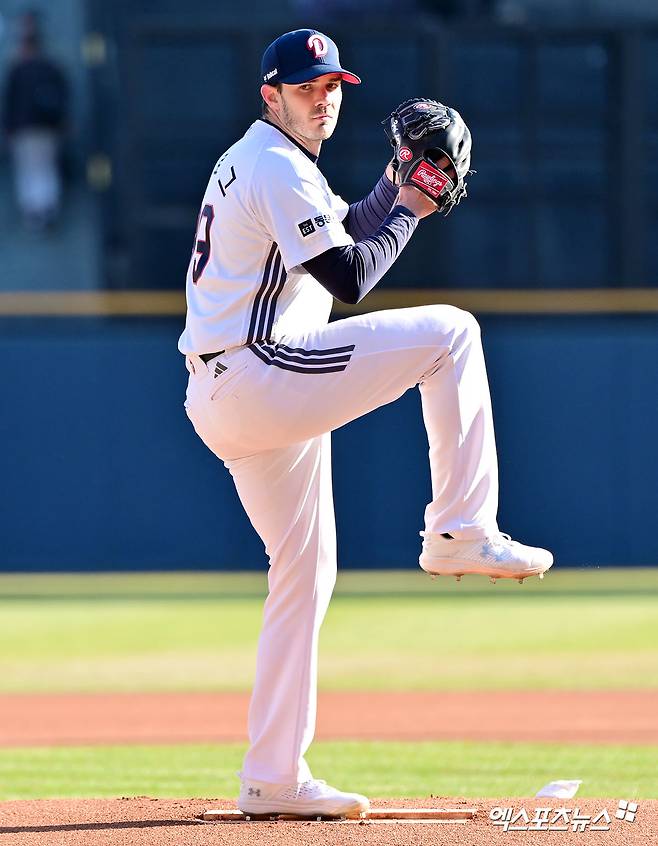 29일 오후 서울 송파구 잠실야구장에서 열린 '2025 신한 SOL Bank KBO리그' 삼성 라이온즈와 두산 베어스의 경기, 1회초 두산 선발투수 잭로그가 공을 힘차게 던지고 있다. 엑스포츠뉴스 DB