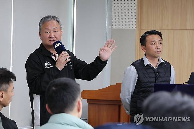 유재학 경기본부장, 취재진 질문에 답변 (서울=연합뉴스) 이정훈 기자 = 유재학 KBL 경기본부장이 19일 서울 강남구 KBL 센터에서 열린 KBL-미디어 소통간담회에서 몸싸움에 관대한 판정을 일컫는 '하드 콜' 등 심판 판정과 관련한 취재진의 질문에 답하고 있다. 2024.11.19 uwg806@yna.co.kr