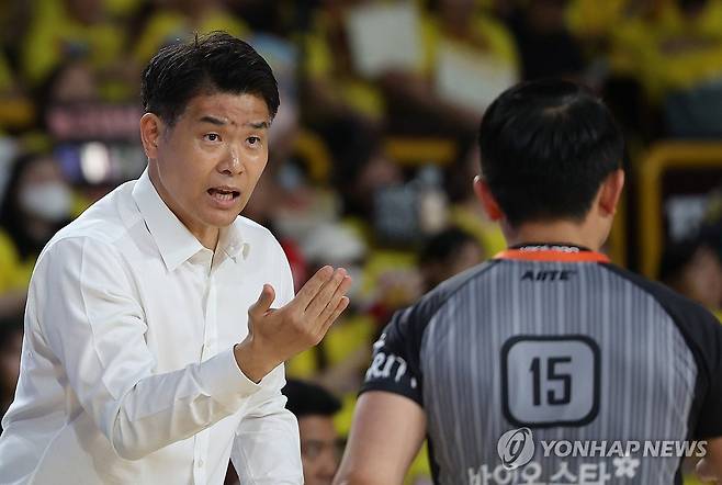 창원 LG 조상현 감독 (창원=연합뉴스) 김동민 기자 = 9일 경남 창원체육관에서 열린 2024∼2025시즌 프로농구 창원 LG 세이커스와 서울 SK 나이츠의 챔피언결정전 3차전 경기. 창원 LG 조상현 감독이 심판과 대화하고 있다. 2025.5.9 image@yna.co.kr