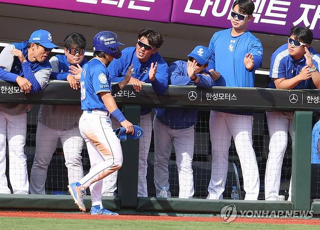 김헌곤의 좌전 2루타, 득점하는 김성윤 (부산=연합뉴스) 강선배 기자 = 18일 부산 사직야구장에서 열린 프로야구 2025 신한 SOL 뱅크 KBO리그 삼성 라이온즈와 롯데 자이언츠의 경기. 7회 초 1사 1루에서 삼성 김헌곤의 좌전 2루타 때 1루 주자 김성윤이 홈인 동료들의 축하를 받고 있다. 2025.5.18 sbkang@yna.co.kr