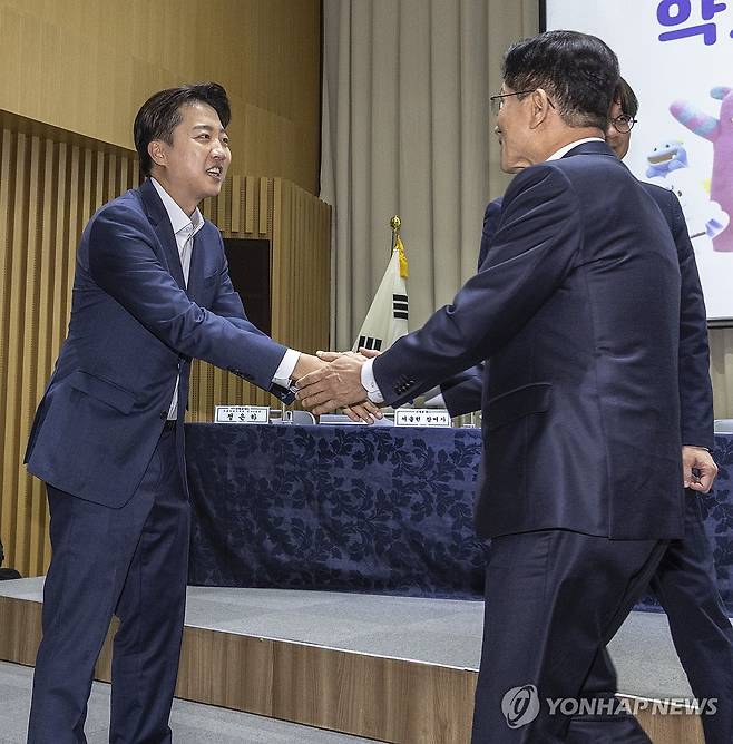 악수하는 김문수ㆍ이준석 후보 (서울=연합뉴스) 황광모 기자 = 국민의힘 김문수 대선후보(오른쪽)와 개혁신당 이준석 대선후보가 19일 서울 중구 서울시청에서 열린 '약자와 동행하는 서울 토론회'에 참석해 기념 촬영을 마친 뒤 악수하고 있다. 2025.5.19 hkmpooh@yna.co.kr