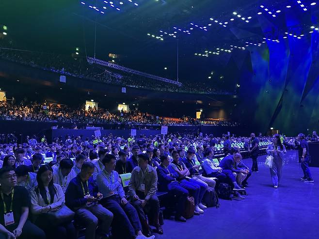 젠슨 황 엔비디아 CEO 기조연설을 기다리는 청중들 (타이베이=연합뉴스) 강태우 기자 = 19일 젠슨 황 엔비디아 최고경영자(CEO)의 기조연설이 열리는 대만 타이베이 뮤직 센터 내부 모습. 2025.5.19 burning@yna.co.kr