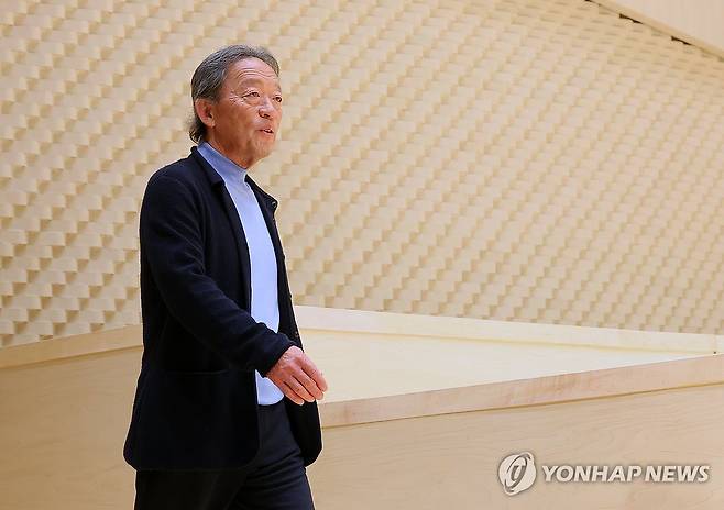 라 스칼라 극장 음악감독 선임된 정명훈 (부산=연합뉴스) 손형주 기자 = 정명훈 예술감독이 19일 오후 부산 부산진구 부산콘서트홀에서 열린 라 스칼라 극장 음악감독 선임 관련 기자간담회에 입장하고 있다. 1778년 개관한 이탈리아 라 스칼라 극장은 전 세계 성악가에게 꿈의 무대로 꼽힌다. 아시아인이 라 스칼라 극장의 음악감독직을 맡는 것은 247년 극장 역사상 정명훈이 최초다. 2025.5.19 handbrother@yna.co.kr