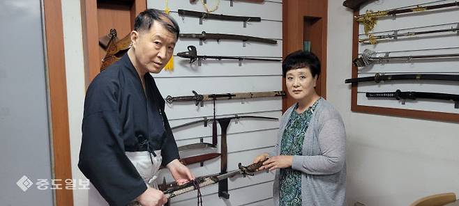 고러전통기술 문희완 이사(왼쪽) 나연희(오른쪽)대표가 도검 제작 과정을 설명하고 있다. 금상진 기자