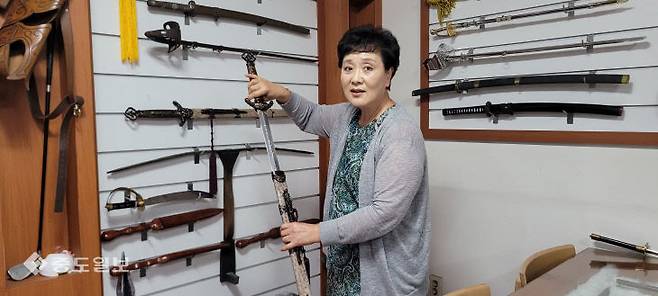 고려도검의 도검 제품에 대해 설명하는 고려전통기술 나연희 대표. 금상진 기자