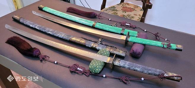 고려도검이 복원한 조선환도(위)와 사인검(아래) 금상진 기자