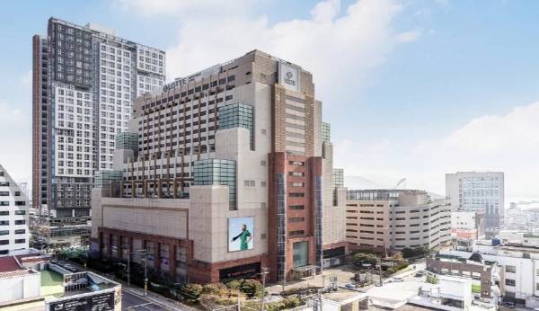 지난해 6월 폐점된 롯데백화점 마산점.