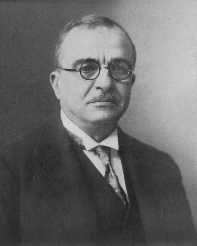 1936년, 그리스 군부 실권자인 요안니스 메탁사스 장군이 정변을 일으키면서 의회와 정당을 해산시켰으며, 헌법상 권리를 모두 백지화하면서 계엄령을 선포한다. /퍼블릭