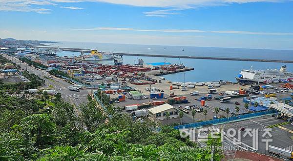 제주지역 수출액이 크게 증가하는 것으로 나타났다. 사진은 수출화물이 1차 선적되는 관문인 제주항 전경. ⓒ헤드라인제주