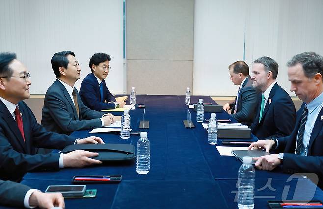 안덕근 산업통상자원부 장관이 16일 오후 제주 서귀포시 제주국제컨벤션센터(ICC)에서 제이미슨 그리어(Jamieson Greer) 미국 무역대표부(USTR) 대표와 면담을 갖고 있다. (산업통상자원부 제공. 재판매 및 DB 금지) 2025.5.16/뉴스1