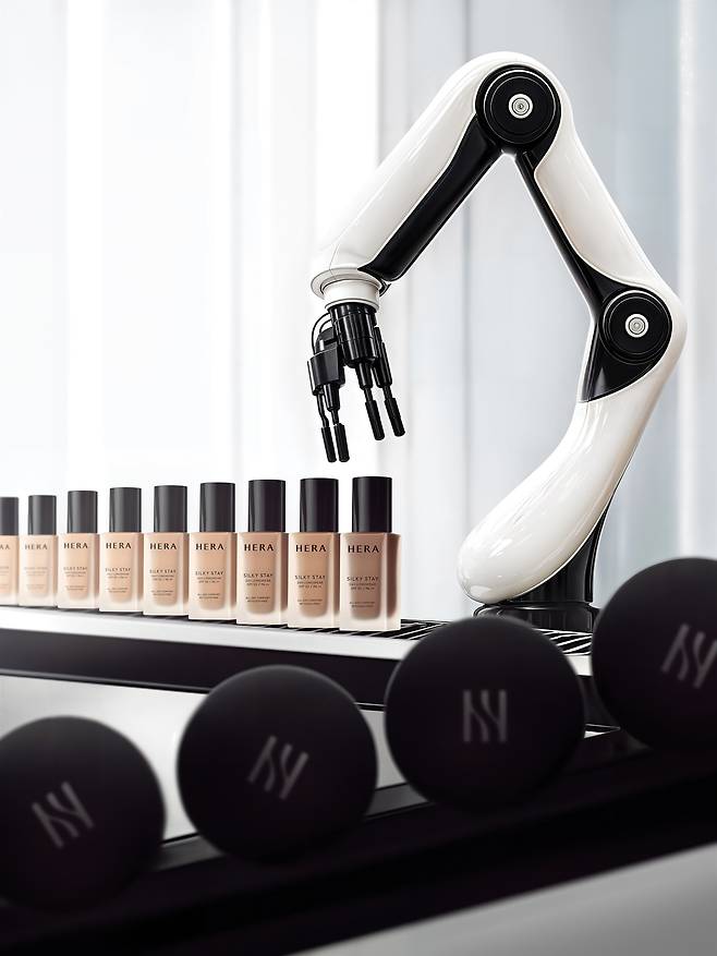 헤라가 맞춤형 화장품 서비스인 '커스텀 매치'의 인기에 힘입어 색상, 제품 카테고리 추가로 서비스를 확대한다.(헤라제공)