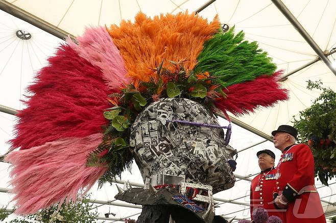 19일(현지시간) 영국 런던에서 열린 RHS 첼시 플라워쇼 프리뷰 행사에 염색한 팜파스 그라스로 만든 디자인 작품이 전시돼 있다. ⓒ 로이터=뉴스1