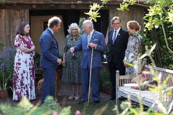 영국 찰스3세 국왕과 카밀라 왕비가 19일(현지시간) 영국 런던에서 열린 RHS 첼시 플라워쇼 프리뷰 행사에서 관계자들과 대화를 나누고 있다. ⓒ 로이터=뉴스1