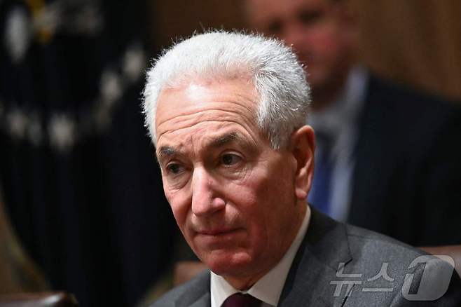 도널드 트럼프 미국 대통령의 사돈인 찰스 쿠슈너 주 프랑스 대사 지명자가 25일(현지시간) 워싱턴 백악관에서 열린 트럼프 대통령과 미국 대사들 회의에 참석을 하고 있다. 2025.03.26 ⓒ AFP=뉴스1 ⓒ News1 우동명 기자