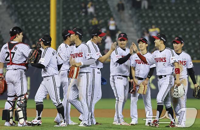 15일 오후 서울 송파구 잠실야구장에서 열린 '2025 신한 SOL 뱅크 KBO리그' 키움 히어로즈와 LG 트윈스의 경기에서 6-2로 승리하며 6연승을 내달린 LG 선수들이 마운드에 모여 하이파이브를 나누고 있다. 2025.5.15/뉴스1 ⓒ News1 오대일 기자