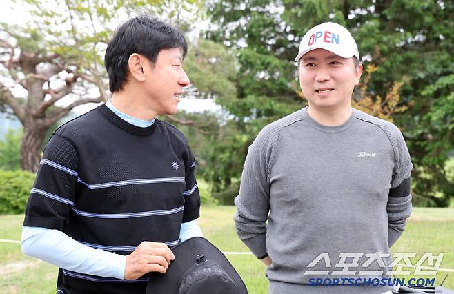 대한축구협회, 한국프로축구연맹, 울산 HD, 포항스틸러스가 주최하고 스포츠조선, 스포츠경향, 스포츠동아, 스포츠서울, 세계비즈앤스포츠월드, 일간스포츠 등 스포츠전문 미디어 6개사가 후원하는 '2025년 축구인 골프대회'가 19일 경기도 용인 코리아CC에서 개최됐다. 신태용 대한축구협회 부회장과 유승민 대한체육회장이 대화를 나누고 있다. 용인=박재만 기자pjm@sportschosun.com/2025.05.19/