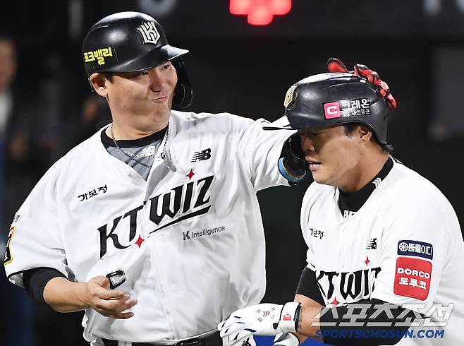 9일 수원 KT위즈파크에서 열린 NC-KT전. 8회말 1사 1루 강백호가 투런포를 친 후 장성우의 환영을 받고 있다. 수원=정재근 기자 cjg@sportschosun.com/2025.4.9/