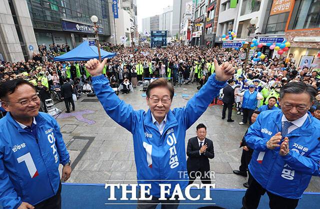 더불어민주당 이재명 대통령 후보가 20일 경기 의정부 태조이성계상 앞에서 열린 집중유세에 참석해 유권자들에게 지지를 호소한 뒤 두 손을 들어보이고 있다. /의정부=배정한 기자