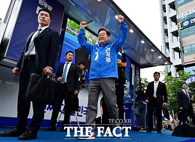 이재명 더불어민주당 대선 후보(가운데)가 20일 오후 경기도 파주시 금릉역 광장에서 열린 유세에 참석해 시민들에게 인사를 하고 있다. /파주=배정한 기자