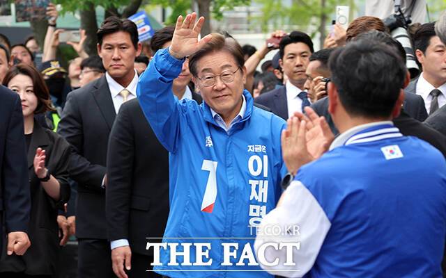 파주 유세 현장으로 들어서는 이재명 후보.