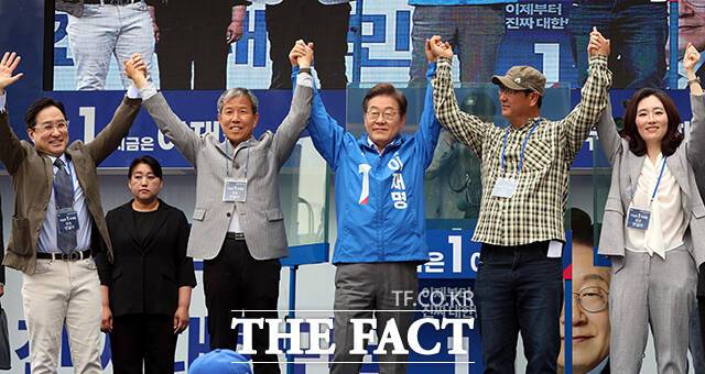 유세차량 위에서 시민들에게 인사하는 이재명 후보.