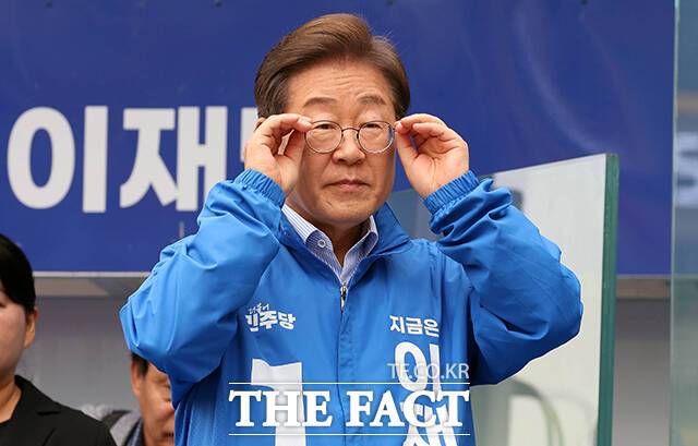 안경 고쳐쓰는 이재명 후보.