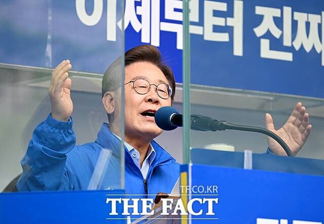 유세차량에서 연설하는 이재명 후보.