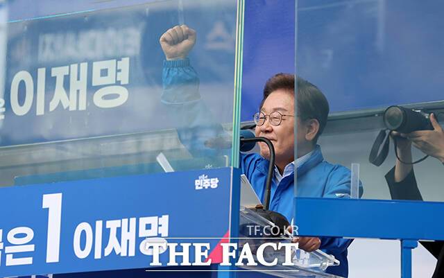 연설 도중 주먹 불끈 쥐는 이재명 후보.