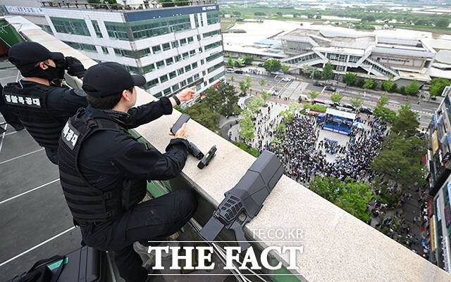 옥상에서 주변 경계하는 경찰특공대.