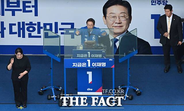 연설하는 이재명 후보.