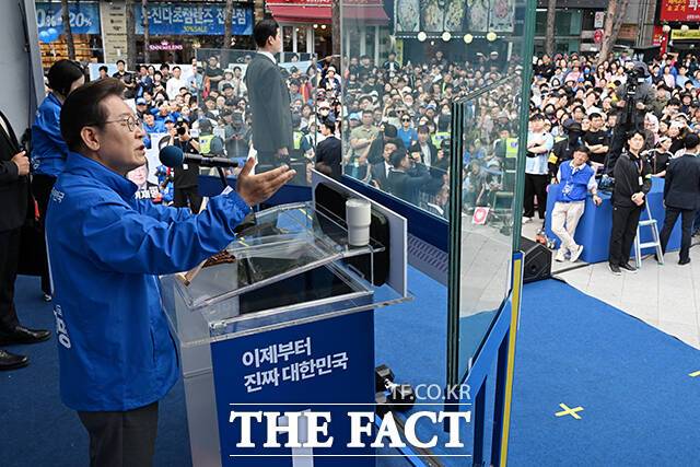 방탄유리 뒤에서 연설하는 이재명 후보.