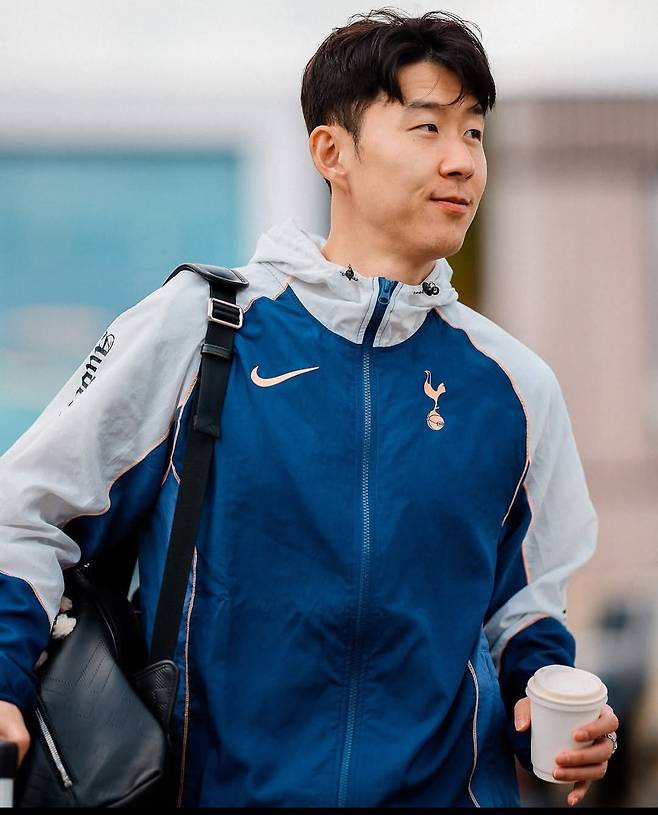 유로파 리그 결승전이 열리는 빌바오로 가기 위해 토트넘 훈련장을 나서는 손흥민. / 토트넘 페이스북