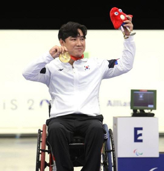 장애인 사격 국가대표 조정두가 지난해 제17회 파리패럴림픽 사격 P1 남자 10m 공기권총(스포츠등급 SH1) 결선에서 금메달을 수상한 뒤 기뻐하고 있다. 연합뉴스