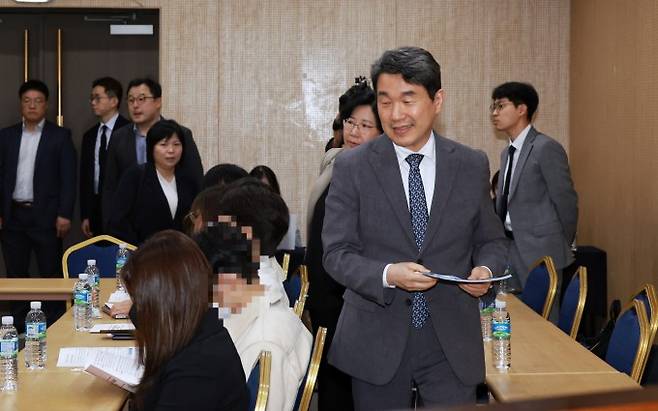 이주호 부총리 겸 교육부 장관이 지난달 22일 서울 강남구 한국과학기술회관에서 열린 의대생과의 간담회에 참석해 자리로 향하고 있다. 교육부 제공