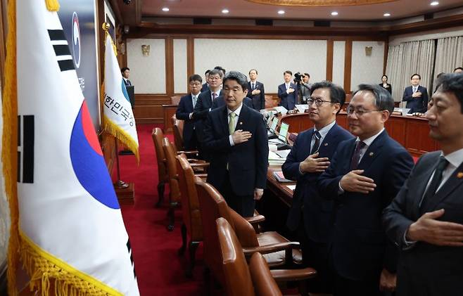 이주호 대통령 권한대행 부총리 겸 교육부 장관과 국무위원들이 20일 정부서울청사에서 열린 국무회의에서 국기에 경례하고 있다. 대통령실사진기자단·연합뉴스 제공