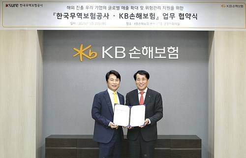 20일 서울 강남구 역삼동 KB손해보험 본사에서 구본욱 KB손해보험 사장(왼쪽)과 장영진 한국무역보험공사 사장이 해외진출 우리 기업 지원을 위한 업무협약 체결 후 기념 촬영을 하고 있다.(사진=KB손해보험)