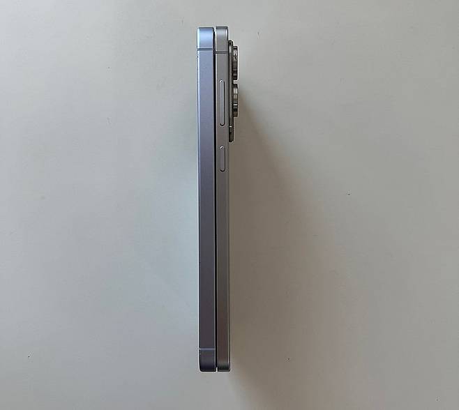 갤럭시 S25 플러스와 갤럭시 S25 엣지(오른쪽). 사진=구자윤 기자