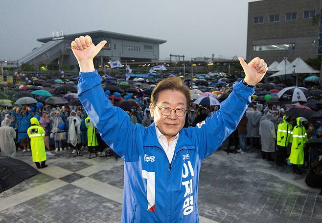 더불어민주당 이재명 대선후보가 16일 전북 정읍시 정읍역 앞에서 열린 유세에서 시민들을 향해 인사하고 있다. 공동취재사진