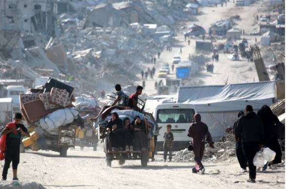 가자시티를 떠난 팔레스타인 주민들이 19일 폐허가 된 자발리야를 지나고 있다. 이들 주민들은 가자 점령을 목적으로 한 기드온의 전차 작전을 개시한 이스라엘군의 소개 명령에 따라 집을 떠났다. AFP 연합뉴스