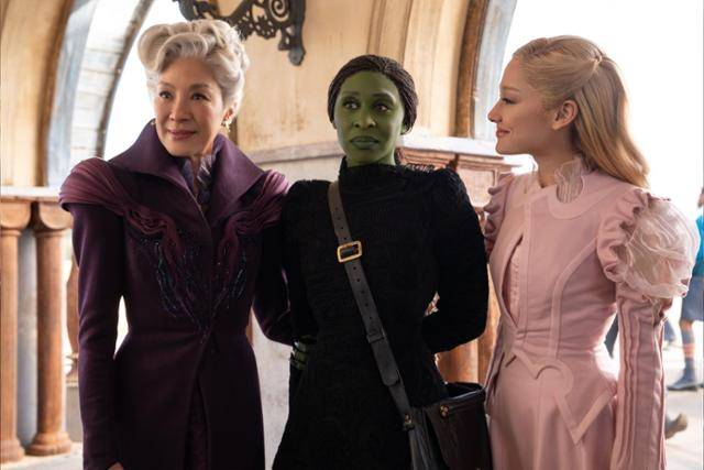 영화 '위키드' 속 초록색 피부를 가진 엘파바(신시아 에리보). 유니버설픽처스 제공