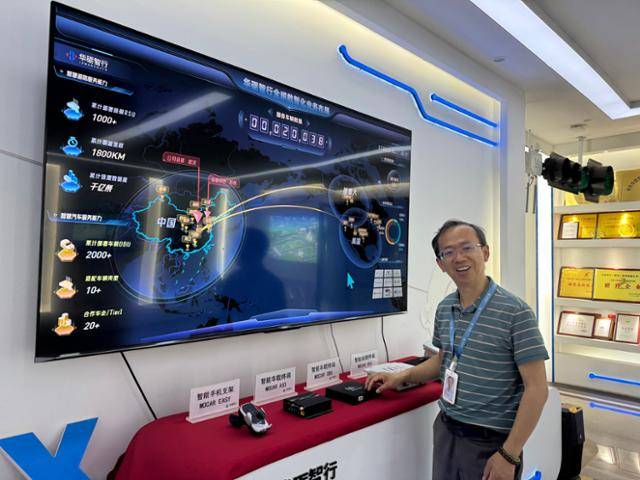 자율주행 생태계의 또 다른 축인 '스마트 도로'를 구축하는 화리즈싱의 런쉐펑 부사장이 13일 우한 소재 화리즈싱 본사에서 자사의 도로 정보 수집 단말기를 소개하고 있다. 우한=이혜미 특파원