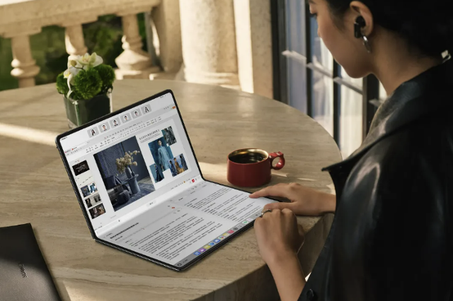 중국 화웨이가 19일 출시한 자체 운영체제 훙멍 기반의 폴더블 노트북 '메이트북 폴드'. 화웨이 제공