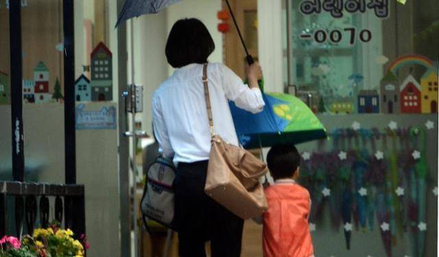 한 워킹맘이 아이를 어린이집에 등원시키는 모습. 한국일보 자료사진