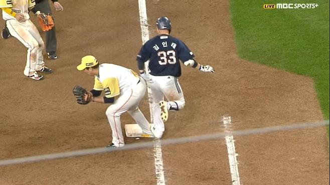 지난 13일 대전 한화 이글스-두산 베어스전 7회 초 2사 주자 없는 상황에서 발생한 아찔한 상황. MBC스포츠플러스, 티빙 캡처처