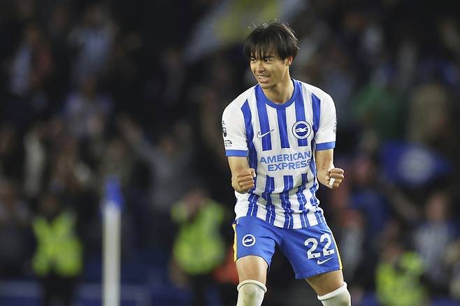 <yonhap photo-1960=""> Brighton's Kaoru Mitoma celebrates after the English Premier League soccer match between Brighton and Liverpool at American Express Stadium in Brighton, England, Monday, May 19, 2025. (AP Photo/Ian Walton)/2025-05-20 06:09:24/ <저작권자 ⓒ 1980-2025 ㈜연합뉴스. 무단 전재 재배포 금지, AI 학습 및 활용 금지></yonhap>