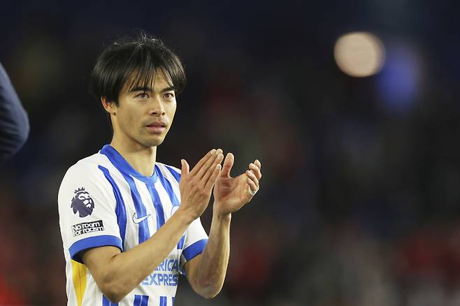<yonhap photo-1971=""> Brighton's Kaoru Mitoma celebrates after the English Premier League soccer match between Brighton and Liverpool at American Express Stadium in Brighton, England, Monday, May 19, 2025. (AP Photo/Ian Walton)/2025-05-20 06:13:00/ <저작권자 ⓒ 1980-2025 ㈜연합뉴스. 무단 전재 재배포 금지, AI 학습 및 활용 금지></yonhap>