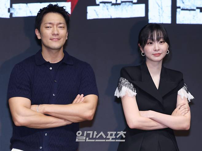 배우 손석구, 김다미가 14일 오전 서울 종로구 JW 메리어트 동대문 스퀘어 서울에서 열린 디즈니+ 오리지널 시리즈 '나인 퍼즐' 제작발표회에 참석해 포토타임을 갖고 있다. '나인퍼즐'은 10년 전, 미결 사건의 유일한 목격자이자 현직 프로파일러인 ‘이나’(김다미)와 그를 끝까지 용의자로 의심하는 강력팀 형사 ‘한샘’(손석구)이 의문의 퍼즐 조각과 함께 다시 시작된 연쇄살인 사건의 비밀을 파헤치는 추리 스릴러. 오는 21일 공개. 서병수 기자 qudtn@edaily.co.kr /2025.05.14/