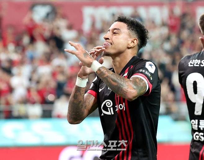 프로축구 '하나은행 K리그1 2024' 22라운드 FC서울과 대전하나시티즌의 경기가 10일 오후 서울 마포구 서울월드컵경기장에서 열렸다. 후반 린가드가 역전골을 성공한 후 피리 세리머니를 하고 있다. 상암=김민규 기자 mgkim1@edaily.co.kr /2024.07.10/