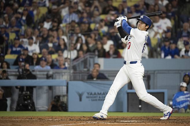 <yonhap photo-3519=""> Los Angeles Dodgers' Shohei Ohtani watches his solo home run during the sixth inning of a baseball game against the Arizona Diamondbacks in Los Angeles, Monday, May 19, 2025. (AP Photo/Kyusung Gong)/2025-05-20 13:46:09/ <저작권자 ⓒ 1980-2025 ㈜연합뉴스. 무단 전재 재배포 금지, AI 학습 및 활용 금지></yonhap>